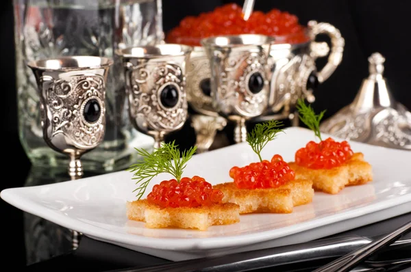 Gümüş eşya üzerinde kırmızı havyar ile Pancakes