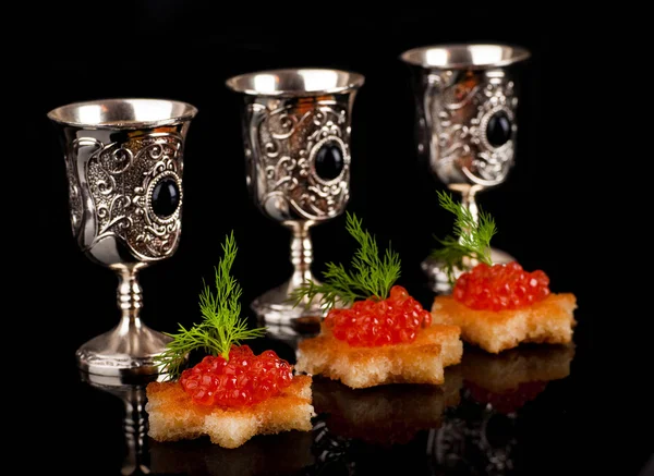 Pannkakor med röd kaviar på silver ware — Stockfoto