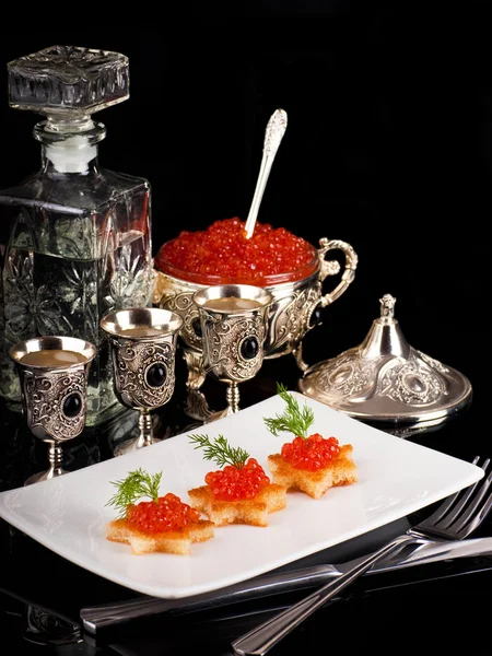 Panquecas com caviar vermelho em artigo de prata — Fotografia de Stock