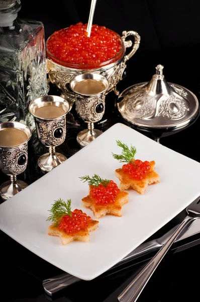 Palačinky s červeným kaviárem na stříbrné nádobí — Stock fotografie