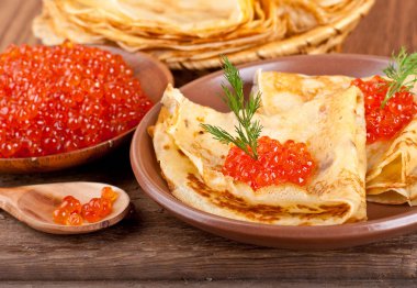 ahşap eşya üzerinde kırmızı havyar ile Pancakes