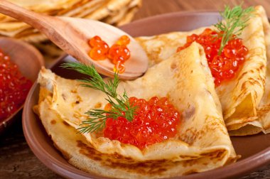 ahşap eşya üzerinde kırmızı havyar ile Pancakes
