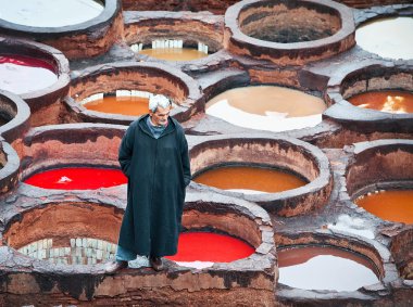 deri fabrikasında işçiler çalışmayı gerçekleştirmek .