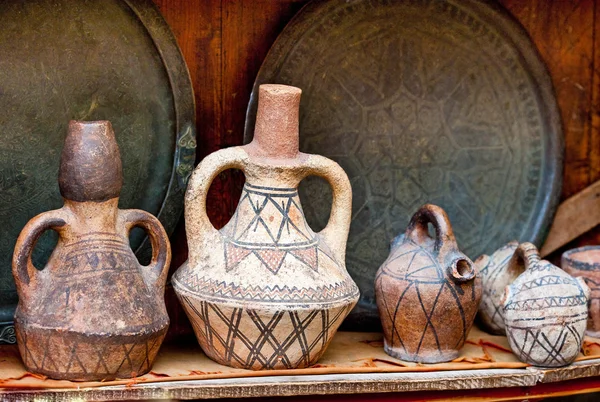 Tetera, tadjin, jarrón y otros productos de las fábricas de alfareros marroquíes — Foto de Stock