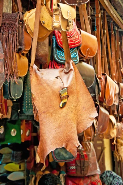 Borse, borse, cappelli e altri prodotti delle fabbriche di cuoio marocchino — Foto Stock