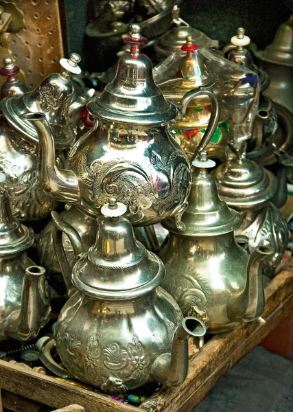 Teapot, tadjin, vase and other products of the Moroccan potter's factories — 图库照片