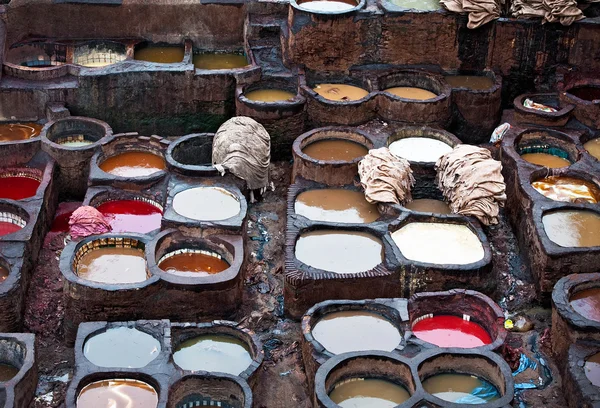 Марокканские кожаные заводы, древнее ремесло в Медине Фес — стоковое фото