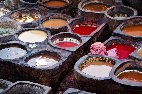 Las fábricas de cuero marroquíes, artesanía antigua en Medina de Fez — Foto de Stock