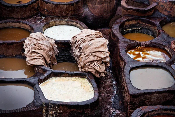 As fábricas de couro marroquino, artesanato antigo em Medina de Fes — Fotografia de Stock