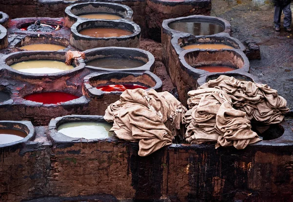 Las fábricas de cuero marroquíes, artesanía antigua en Medina de Fez — Foto de Stock