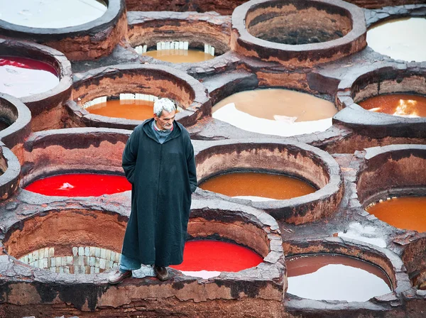 Deri fabrikasında işçiler çalışmayı gerçekleştirmek . — Stok fotoğraf