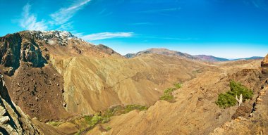 Yalnız ağaç karşı kırmızı dağlar, bir dağ manzarası