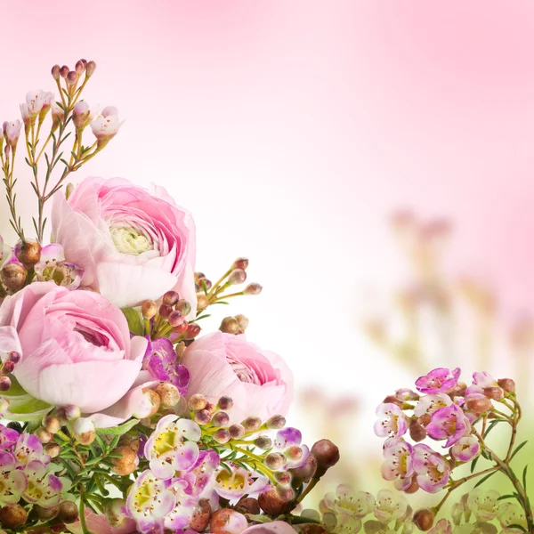 Delikatny bukiet z róż i mały kwiat — Zdjęcie stockowe