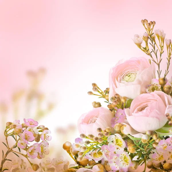 Ніжний букет з рожевих троянд і маленької квітки — стокове фото
