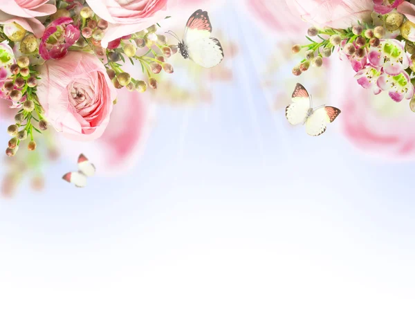 Delikatny bukiet z róż i motyl — Zdjęcie stockowe