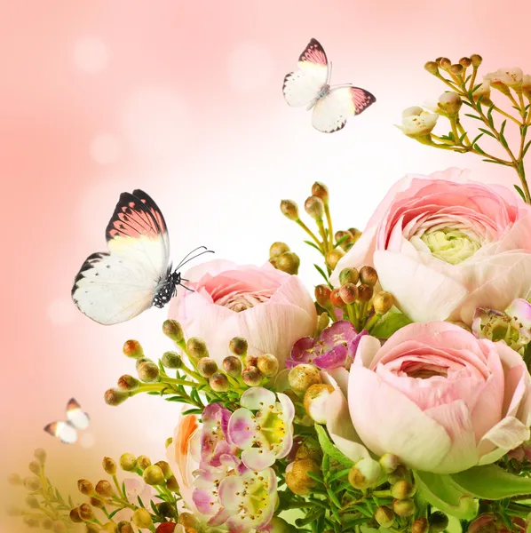 Zartes Bouquet aus rosa Rosen und Schmetterling — Stockfoto