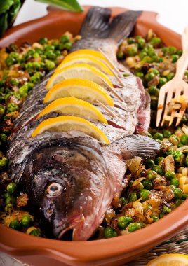 Mercimek ve bezelye bir yastık üzerine pişmiş havuz