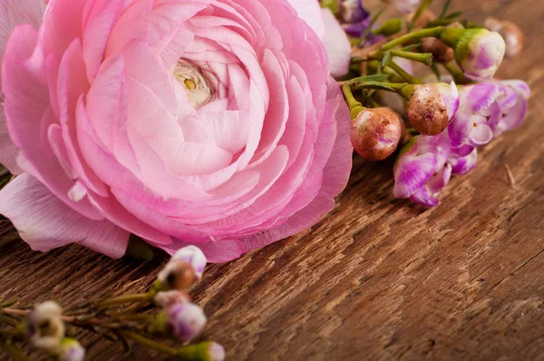 Mazzo gentile da roses su uno sfondo di legno — Foto Stock