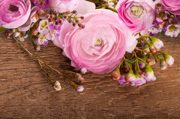 温柔从木制背景上的玫瑰花束 — 图库照片