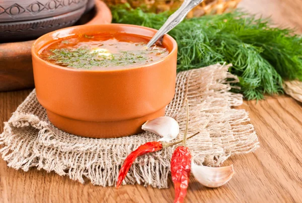 Borsch, minestra da una barbabietola e cavolo con salsa di pomodoro . — Foto Stock