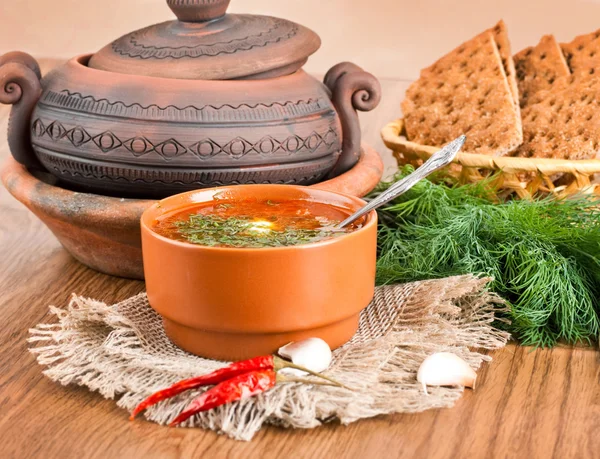 Borsch, sopa de uma beterraba e repolho com molho de tomate . — Fotografia de Stock