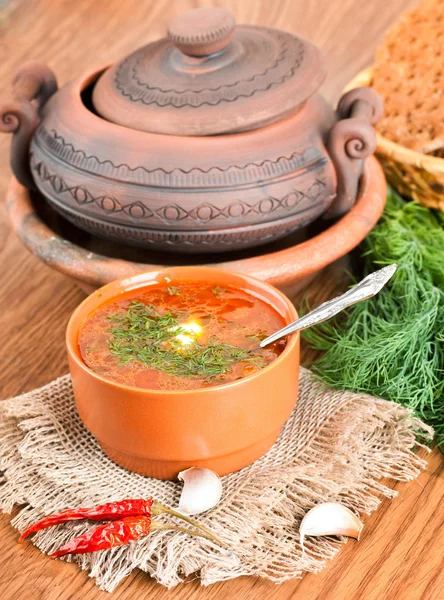 Barszcz, zupa z buraków i kapusty z sosem pomidorowym. — Zdjęcie stockowe