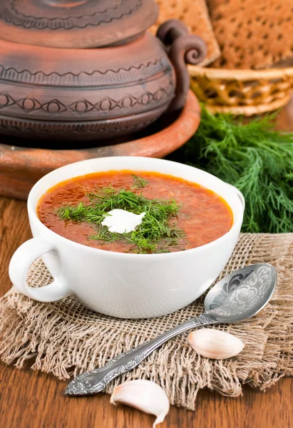 Borsch, soppa från a-betor och kål med tomatsås. — Stockfoto