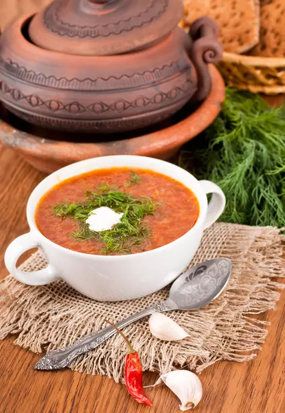 Borsch, sopa de remolacha y col con salsa de tomate . —  Fotos de Stock