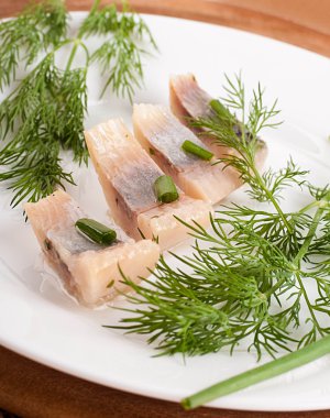 ringa balığı ile beyaz tabakta rezene kulak