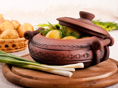 rezene, taze bir ürün ile bir tencerede iştah açıcı patates