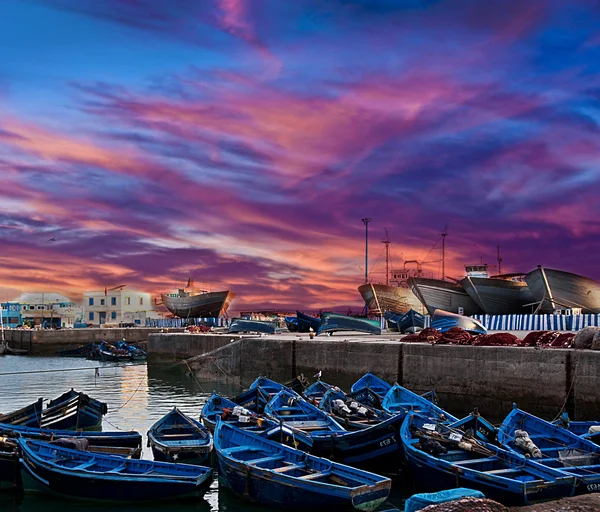 Blauwe vissersboten op een Oceaan kust in essaouira, Marokko — Stockfoto