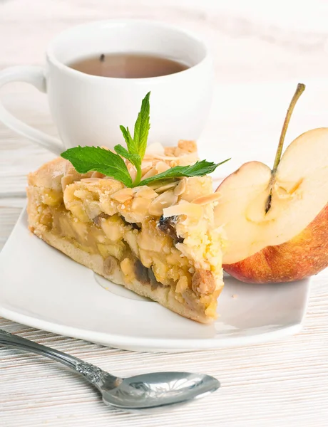 Plăcintă de mere și mere proaspete pe o masă de lemn — Fotografie, imagine de stoc