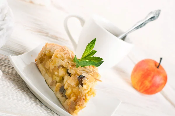 Яблучний пиріг і свіжі яблука на дерев'яному столі — стокове фото