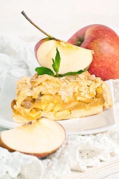 Apfelkuchen und frische Äpfel auf einer weißen Serviette — Stockfoto