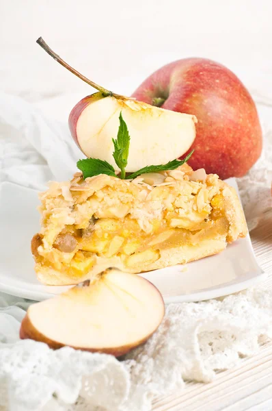 Apfelkuchen und frische Äpfel auf einer weißen Serviette — Stockfoto