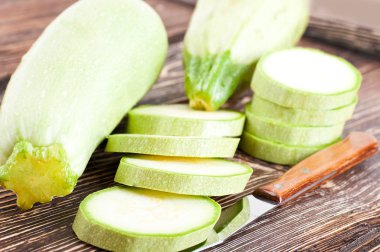 eski bir ahşap tahta üzerinde yeşil kabak