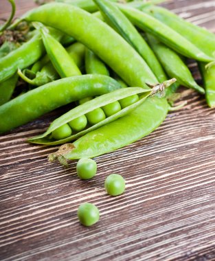 ahşap tahta üzerinde olgunlaşmış yeşil bezelye