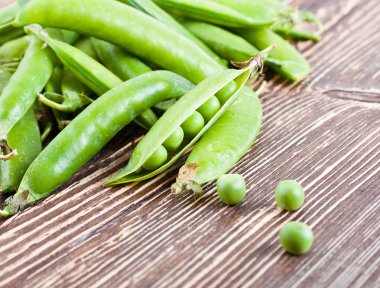 ahşap tahta üzerinde olgunlaşmış yeşil bezelye