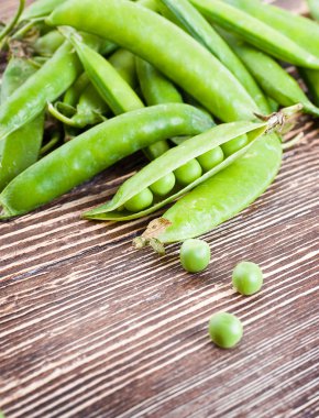 ahşap tahta üzerinde olgunlaşmış yeşil bezelye