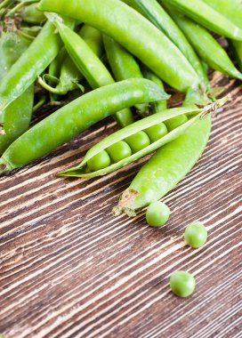 ahşap tahta üzerinde olgunlaşmış yeşil bezelye