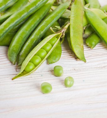 ahşap tahta üzerinde olgunlaşmış yeşil bezelye