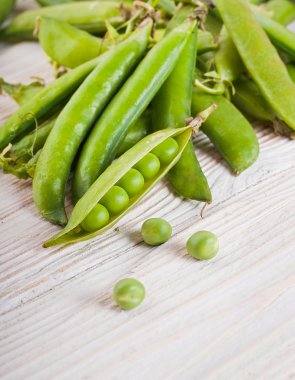 ahşap tahta üzerinde olgunlaşmış yeşil bezelye