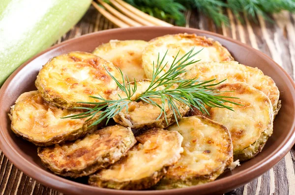 Crêpes de courgettes vertes sur une vieille planche en bois — Photo