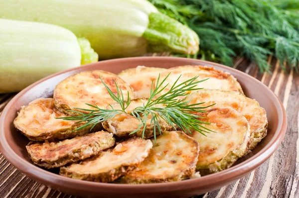 Crêpes de courgettes vertes sur une vieille planche en bois — Photo