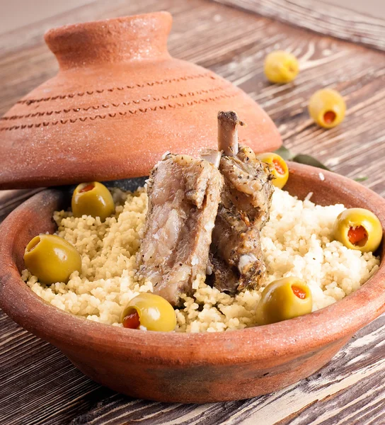 Tagine marocchina con costolette di agnello, couscous e olive — Foto Stock