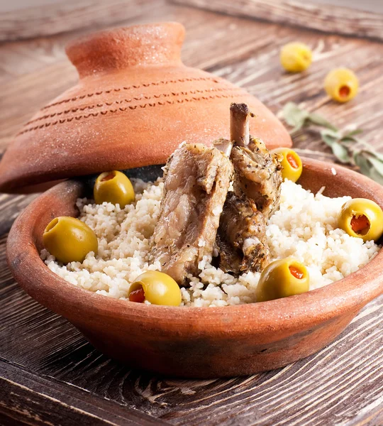 Tagine marocchina con costolette di agnello, couscous e olive — Foto Stock