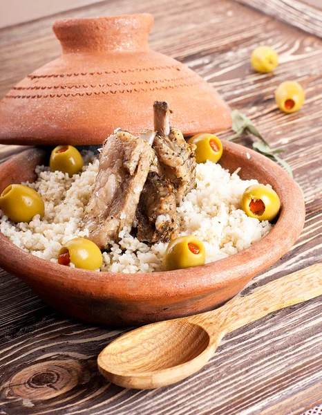 Марокканский таджин с ребрышками ягненка, кускусом и оливками — стоковое фото