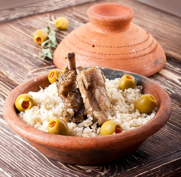 Tagine marocchina con costolette di agnello, couscous e olive — Foto Stock