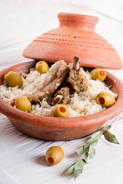 Tagine marroquino com costelas de cordeiro, cuscuz e azeitonas — Fotografia de Stock