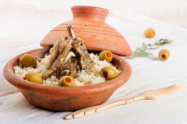 Tagine marocchina con costolette di agnello, couscous e olive — Foto Stock